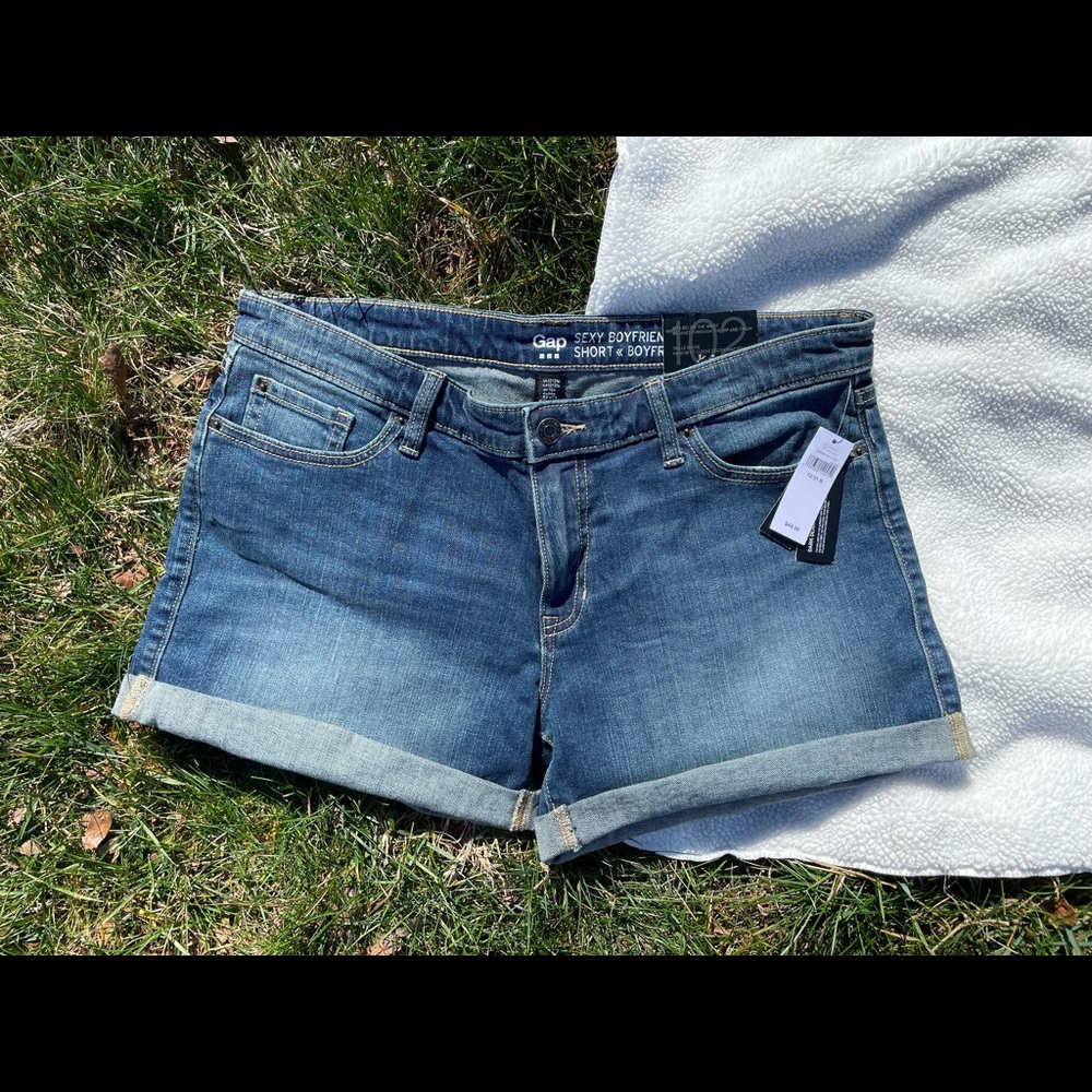 NWT Gap Sexy Boyfriend Short - size 12/31R
